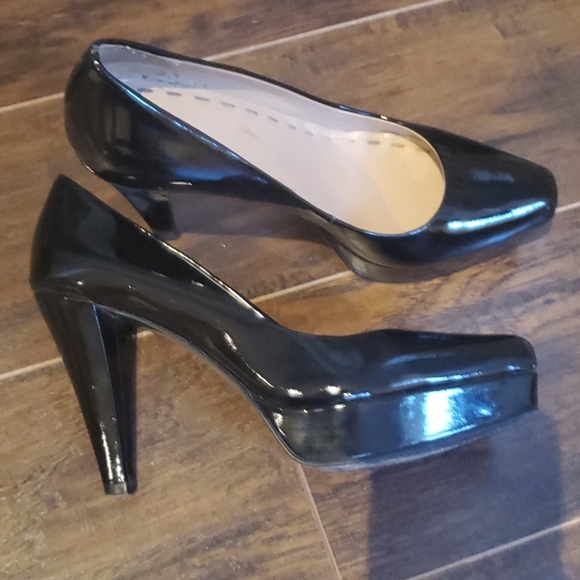 Tahari shoes - Picture 3 of 7